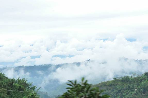 Paisagem colombiana durante a viagem entre Cali e Girardot, na Colômbia